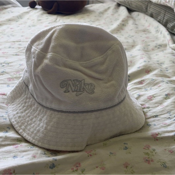 Nike Embroidered Bucket Hat O/S - Picture 2 of 2